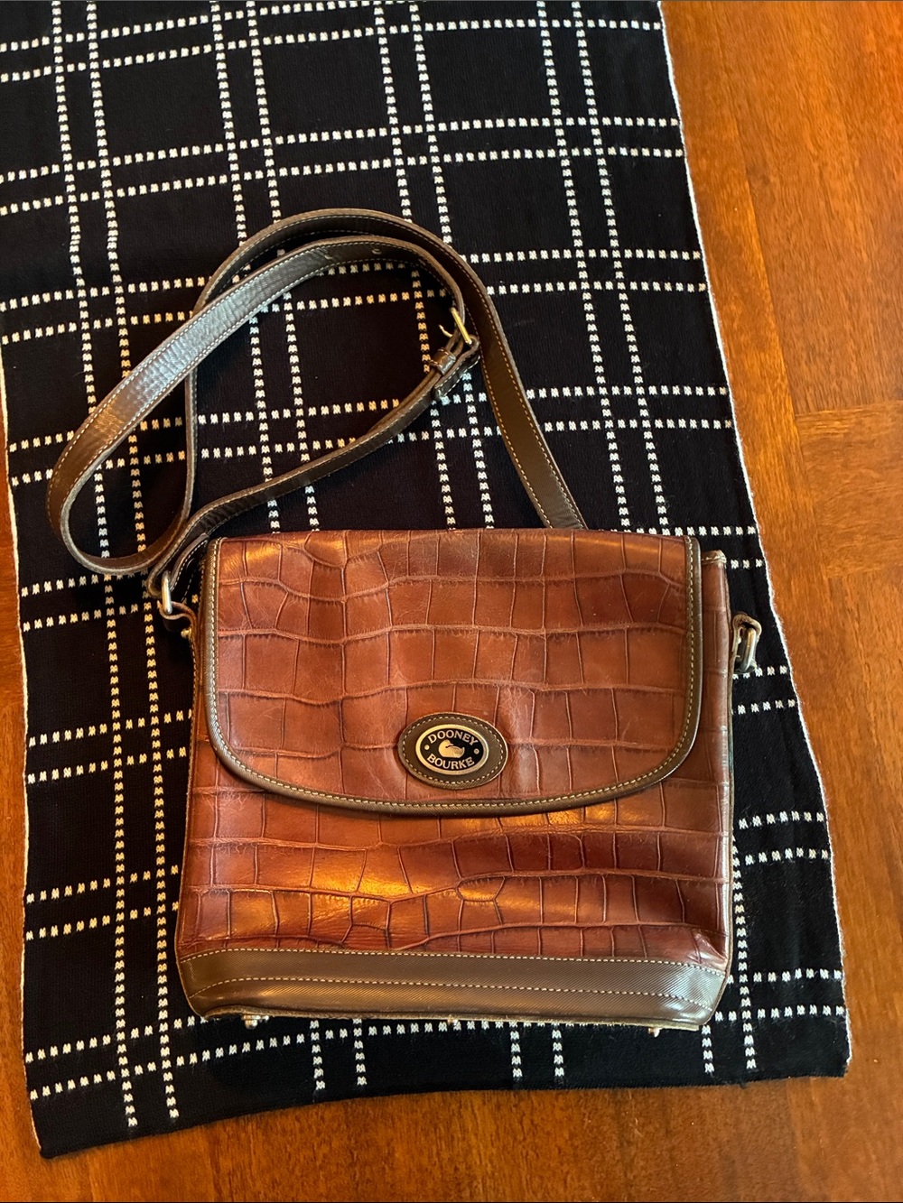 Dooney & Bourke vintage bayou alligator leather Crossbody bag *read description